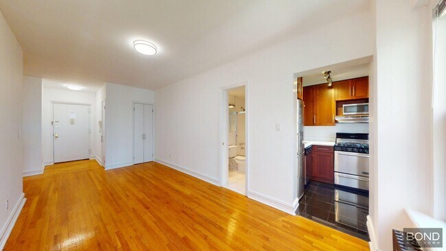 Primary Photo - 165 E 83rd St