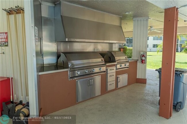 Building Photo - 9220 S Hollybrook Lake Dr