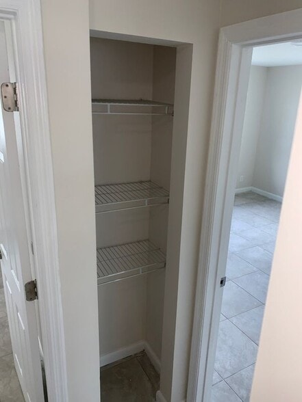 Building Photo - 1121 W River Dr