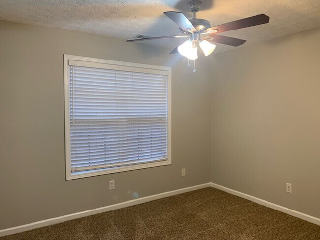 Building Photo - Charming 3 BR / 2 BATH Ranch!!
