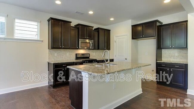 Building Photo - 213 Begen St