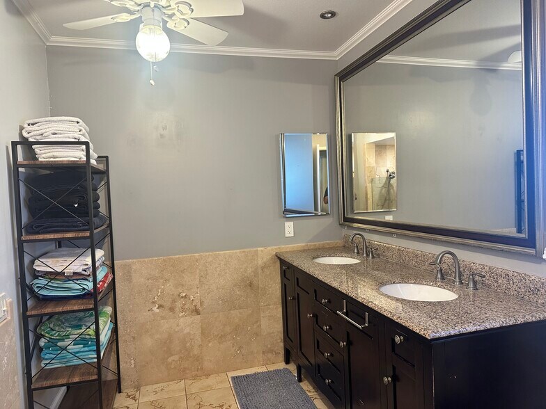 Main Bathroom in Main Bedroom - 4996 Lower Honoapiilani Rd