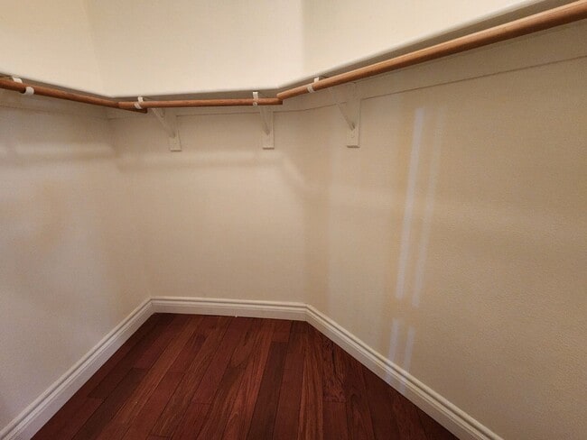 Building Photo - Entertainers Delight with minutes of shopping and restaurants