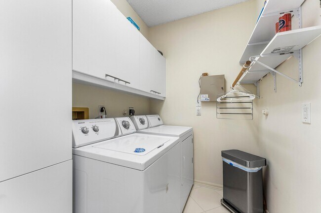 Building Photo - 2601 Sheltingham Dr