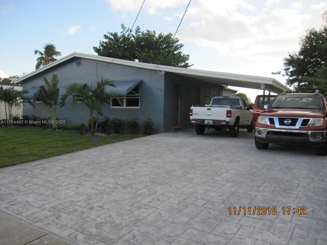 Building Photo - 3848 SW 33rd Ct