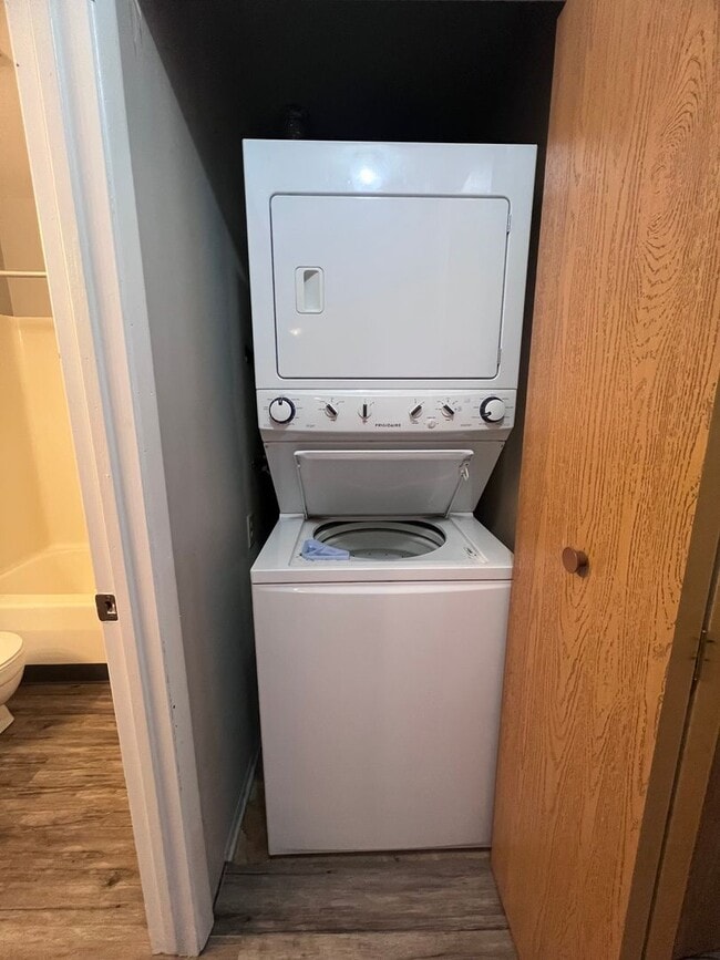 Building Photo - Spacious One Bedroom Apartment - Main Floor!