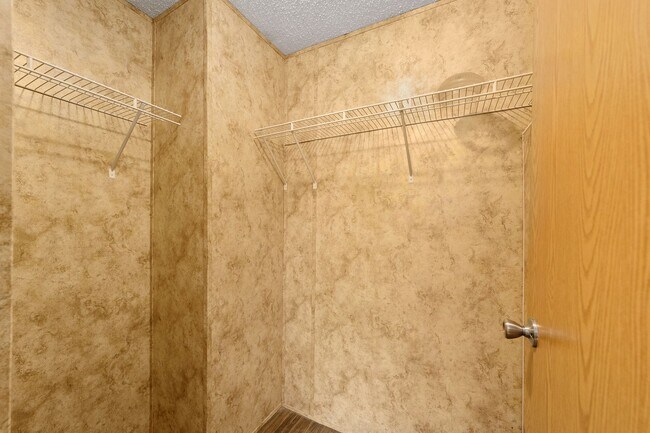 Building Photo - Spacious 3BR/2BA Home  Available Now!