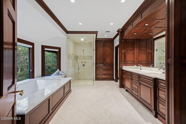 Building Photo - 4445 Golf Course Dr