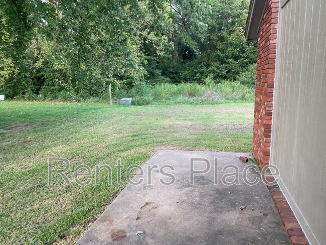 Building Photo - 4809 S Gum Ave