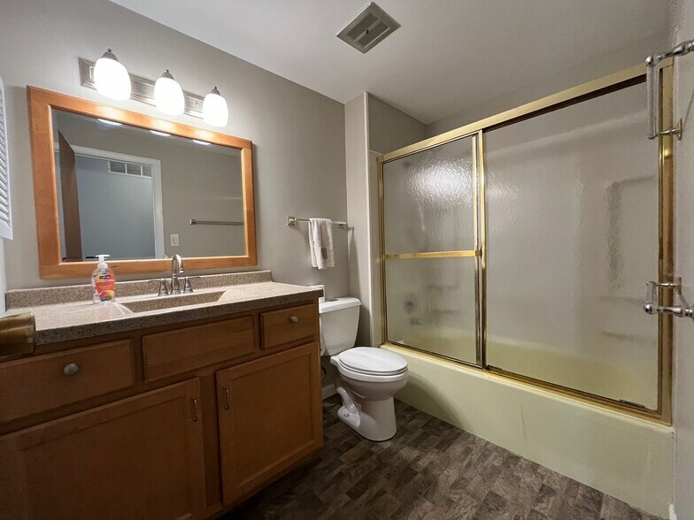 Upper Level Full Bath - 21W185 22nd St