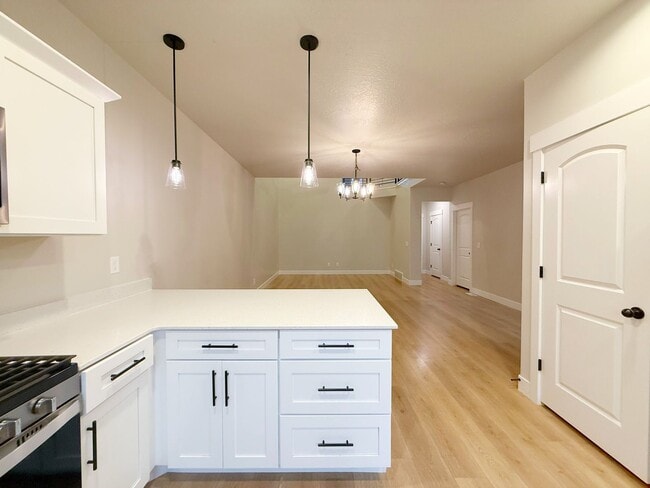 Building Photo - Pet Friendly Townhome in Willow Point – 3 ...