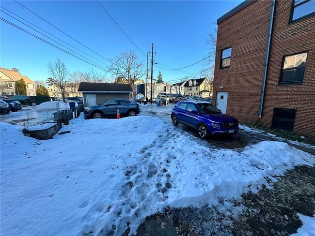 Building Photo - 629 SE Oak St