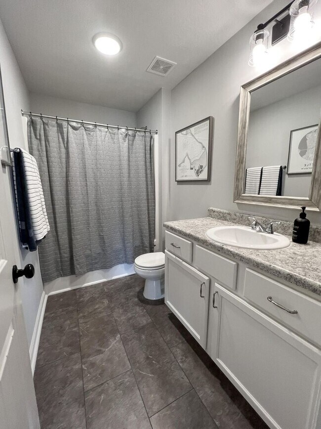 Building Photo - 886 Goodale Dr