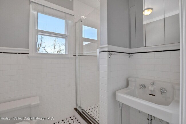 Building Photo - 411 Albany Ave