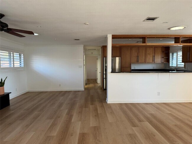 Building Photo - 6601 Columbia Dr