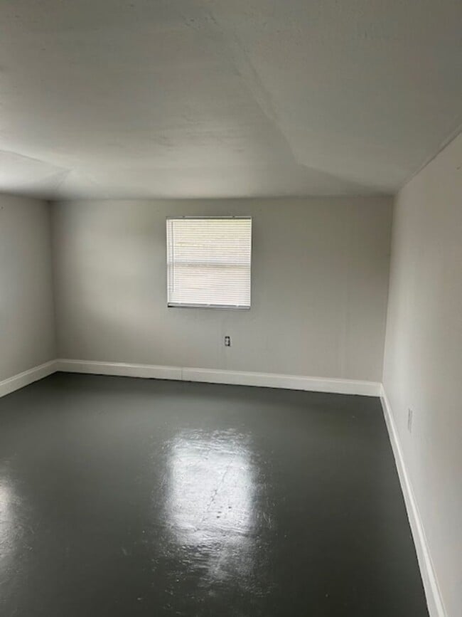 Building Photo - Well maintained 3/2 centrally located and available now!