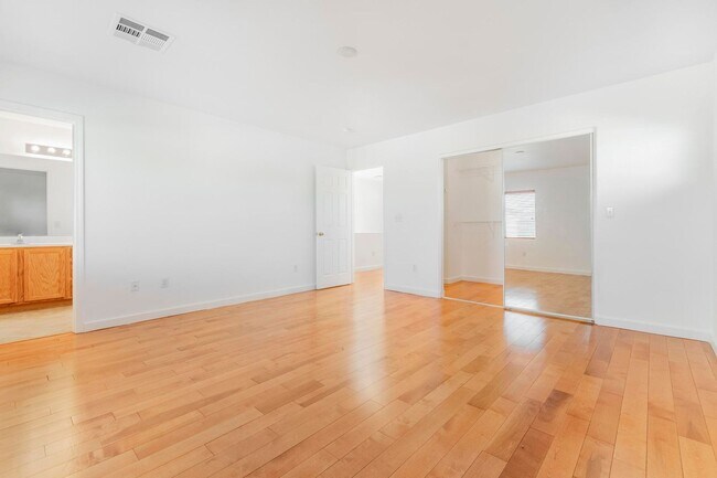 Building Photo - 3 bedroom home in gated community