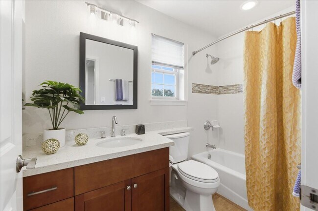 Building Photo - Modern Living in One of Lahaina’s Most Desirable Communities