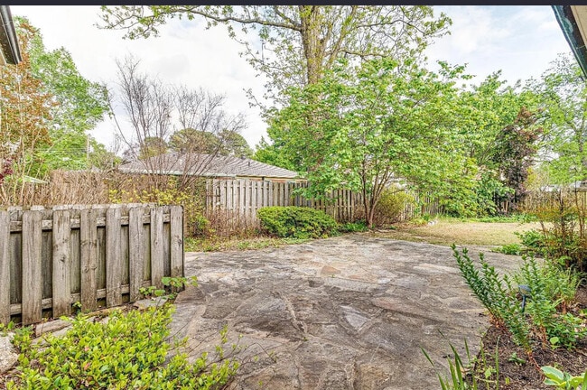 Building Photo - 1205 W Oak Ave