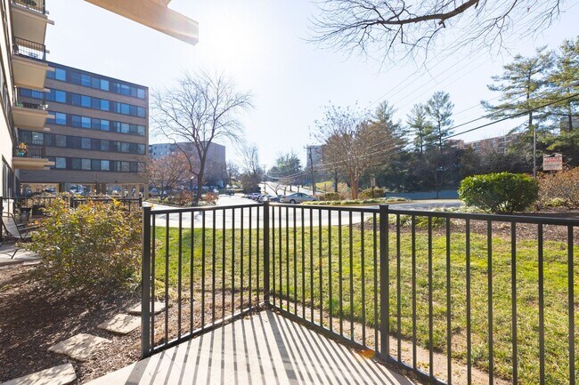 Building Photo - Charming garden-level 2-bedroom, 1-bath home