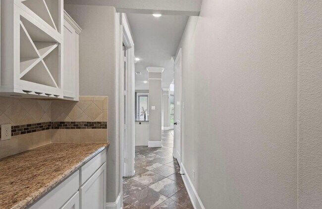 Building Photo - 1630 Mahan Dr