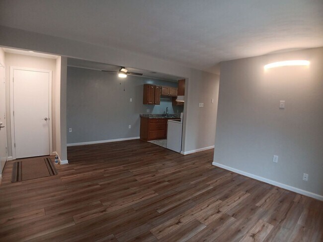 Building Photo - Blacksburg, 2 BR / 1 BA Available August 7th, 2026.