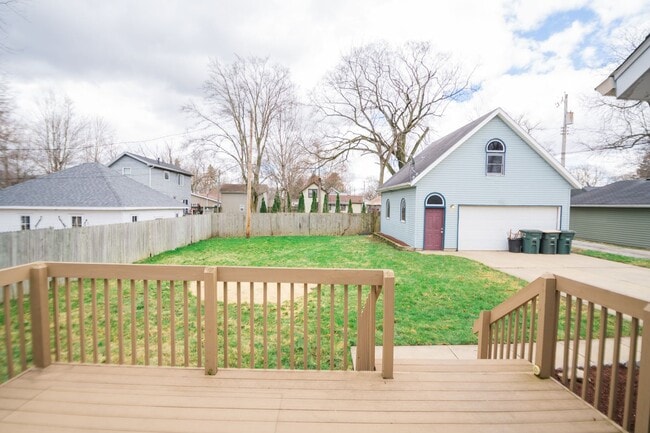 Building Photo - 3 bed 1.5 bath Downtown Valparaiso Home