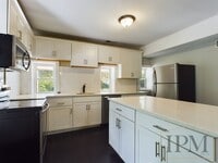 Building Photo - Coming Soon   Spacious 3 bedroom Located i...