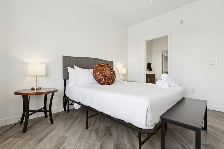 Building Photo - 9450 W Cabela Dr