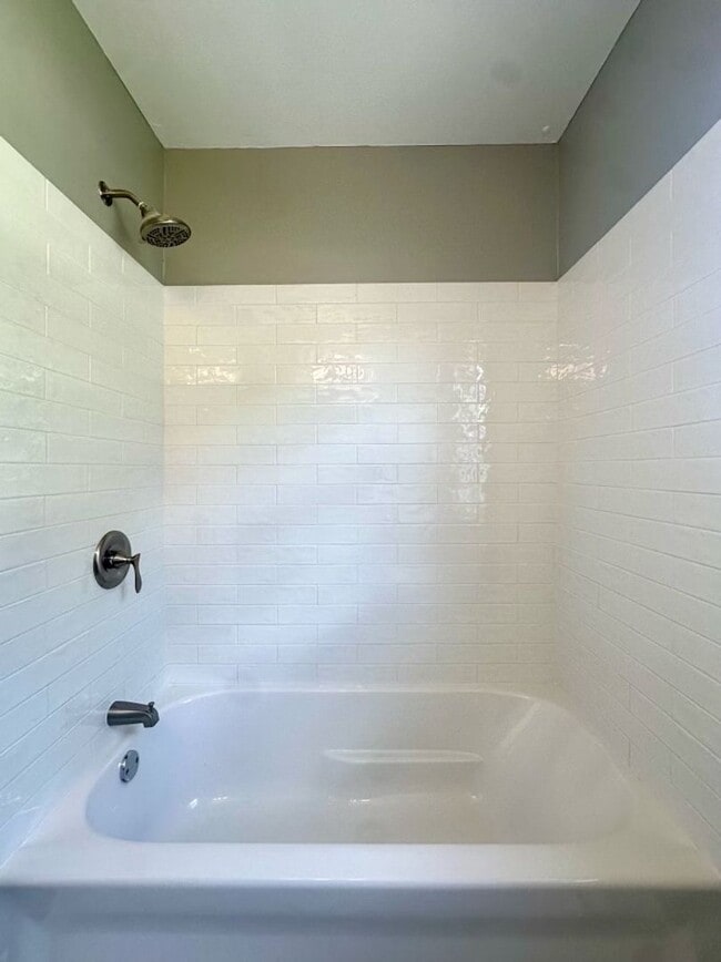 Building Photo - Gorgeous 4 Bedroom 1 Bathroom Home in Rich...