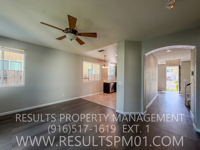 Building Photo - Lovely 4 Bedroom Home in Great Neighborhood