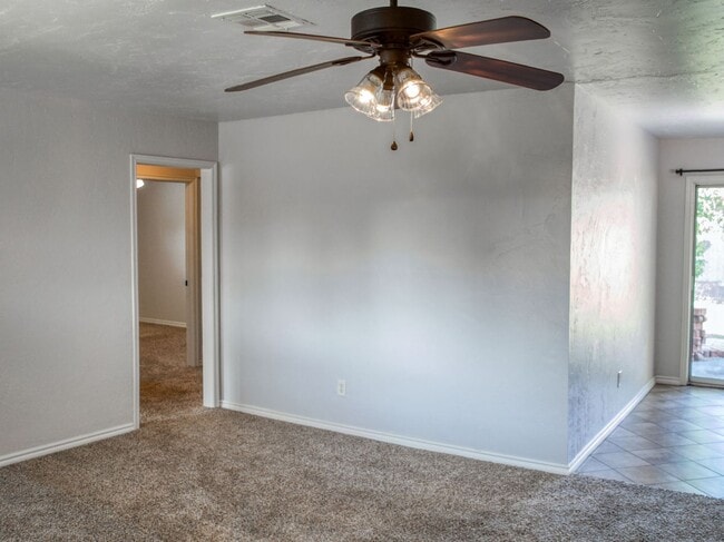 Building Photo - 3 Bedroom 2 Bath home in Shawnee!
