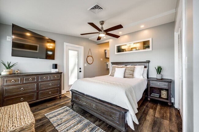 Building Photo - Beautiful Short term 2 bedroom 2 bath full...