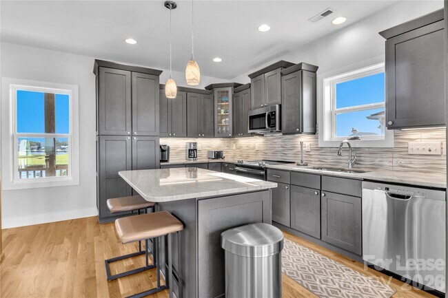 Building Photo - 1708 W Dolphin Dr