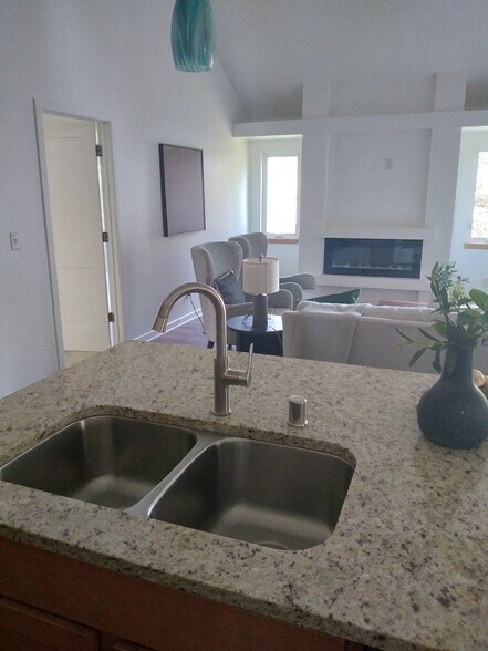 Building Photo - 2731 Pond Dr