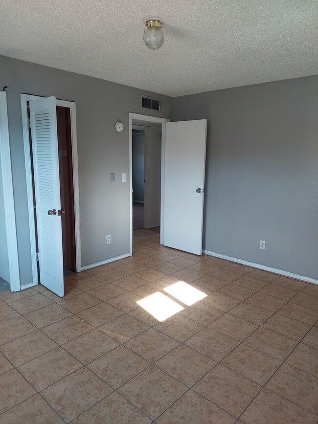 Building Photo - 3 bedroom 2 bathroom beautiful rental ! Av...