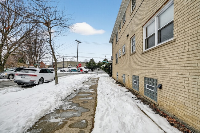 Building Photo - 5101 N Kenton Ave