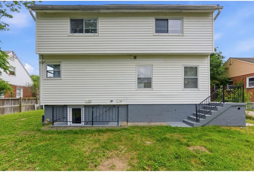 Building Photo - 1511 Crest Rd