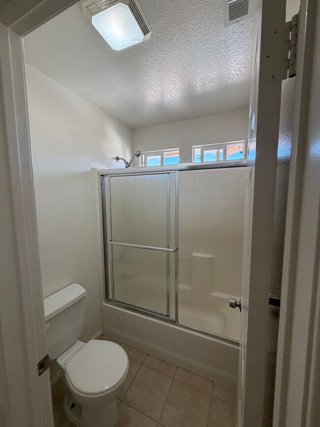 Building Photo - 547 Hart Dr