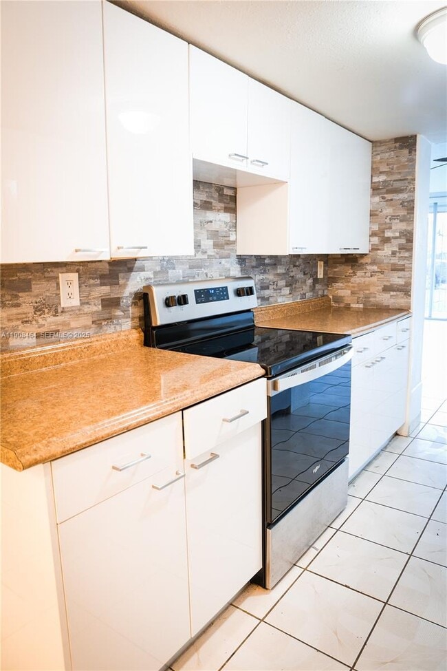 Building Photo - 9210 Fontainebleau Blvd