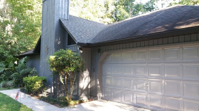 Building Photo - FOR FRENT Home near UF. 3 Bed, 2 bath, 2 c...