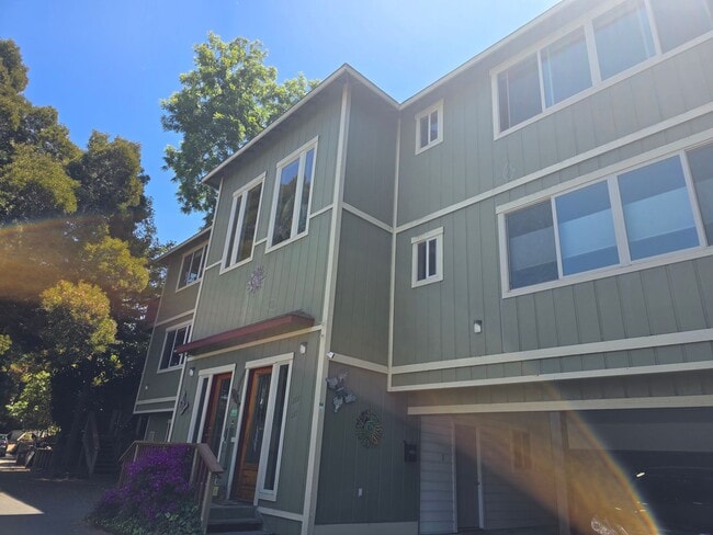 Primary Photo - Beautiful 2nd story unit with beautiful vi...