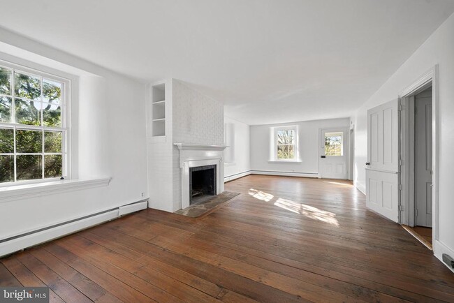 Building Photo - 1025 N Chatham Rd