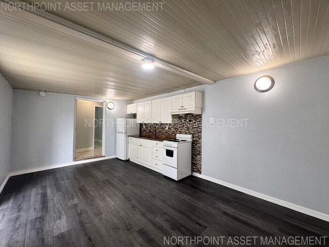 Building Photo - 2 Spacious Bedrooms and 2 Modern Bathrooms...