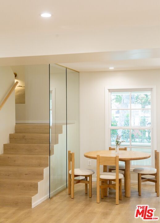 Building Photo - 1409 N De Longpre Ave