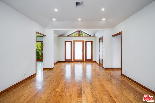 Building Photo - 445 Westmount Dr