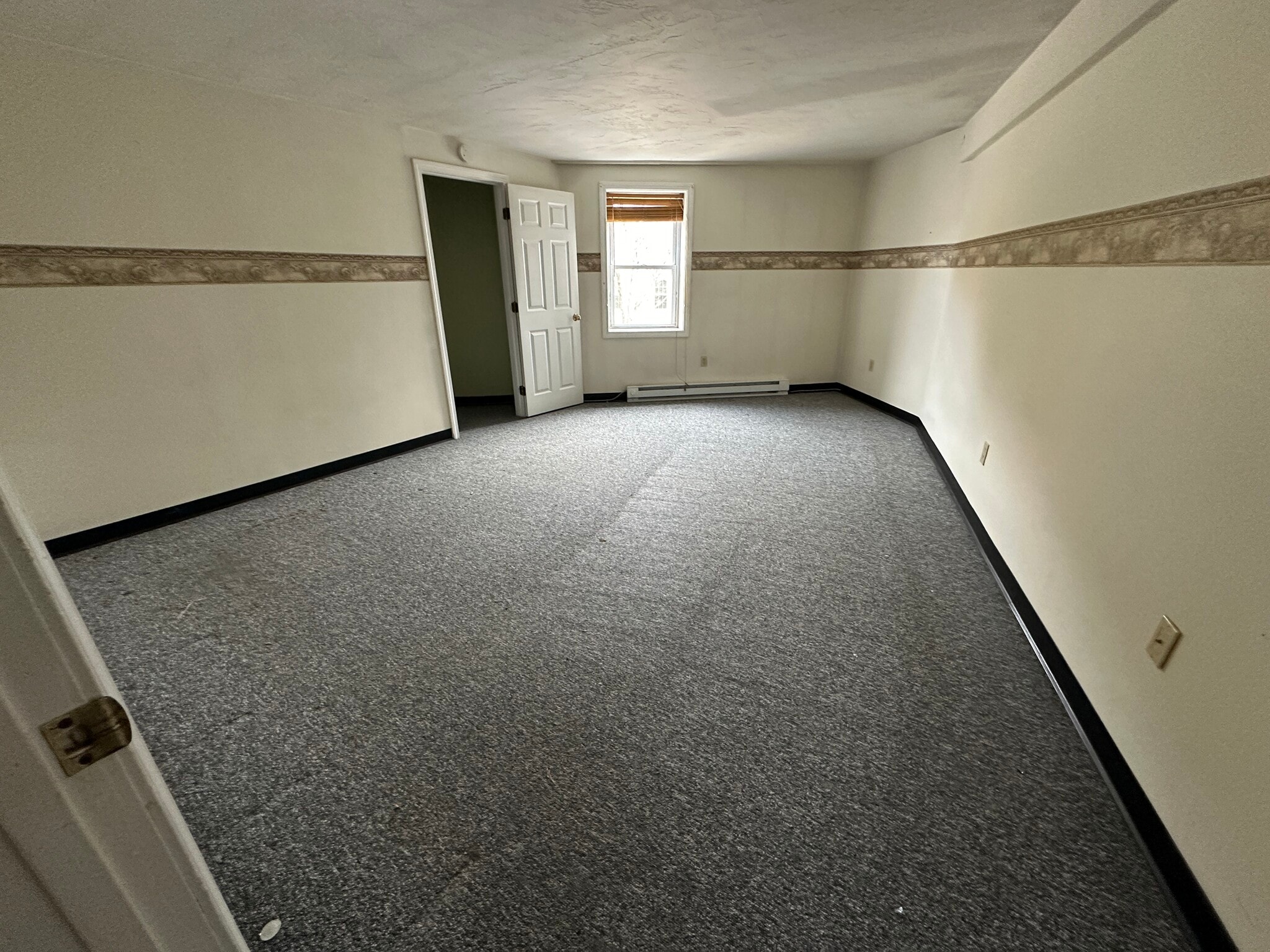 Large bedroom - 216 Rumford St