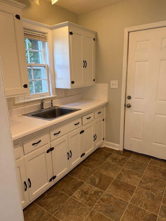 Building Photo - Adorable Cottage in East Nashville- Minutes to Coffee & Restaurants