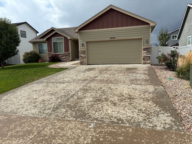 Building Photo - Beautiful 3 bedroom, 2 Bath Ranch with Attached 2 Car Garage and Fenced In Yard-The Meadows in We...