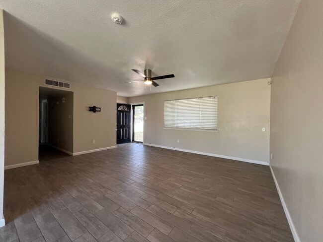 Building Photo - 2 Bed/1 Bath and much more! Move in Specials!